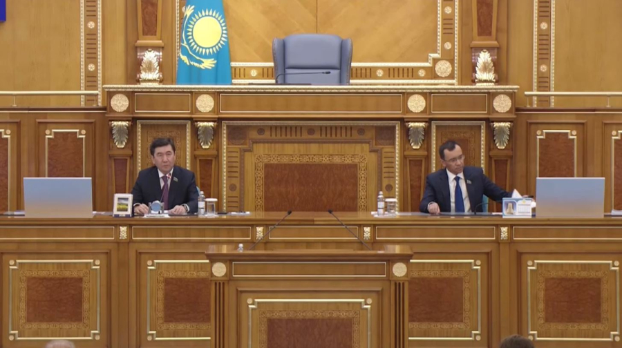 Парламент 6 Конституциялық заң қабылдады