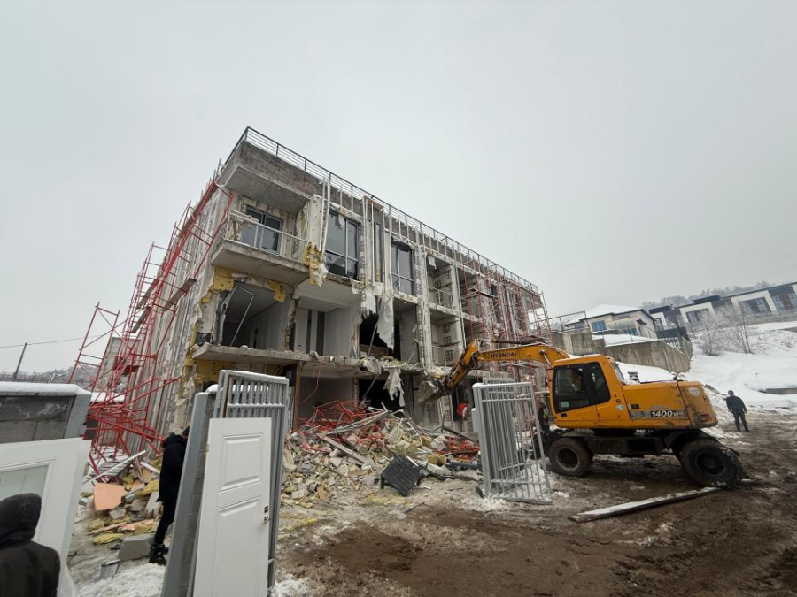 Незаконный трехэтажный объект сносят в Алматы