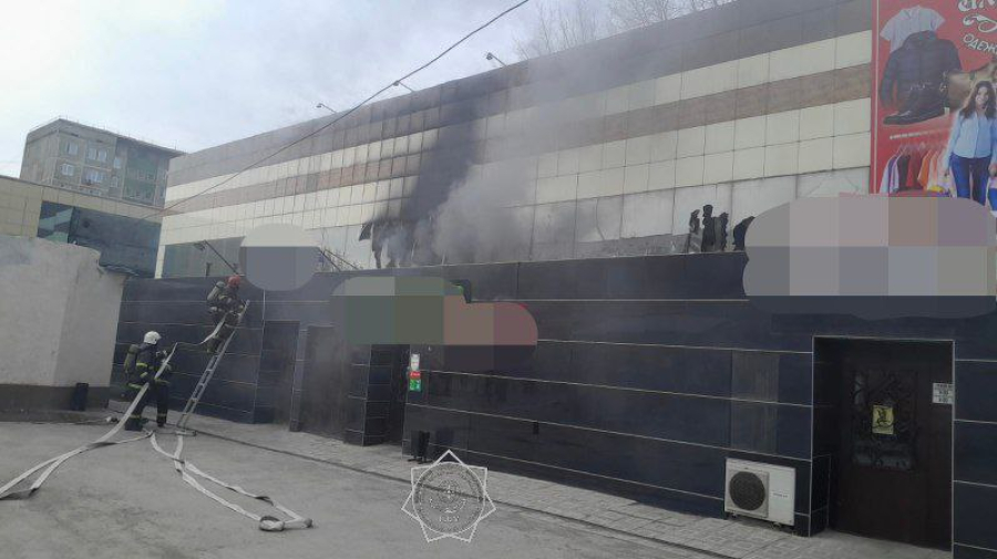 Пожар вспыхнул в торговом доме Экибастуза