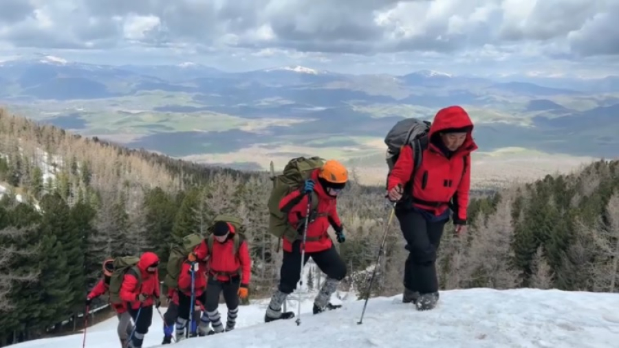 Спасатели ВКО покорили вершину Ивановского хребта в 2630 метров