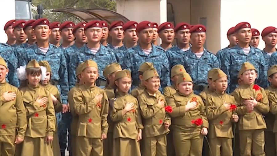 Аллею памяти казахстанских героев войны открыли в школе Бишкека