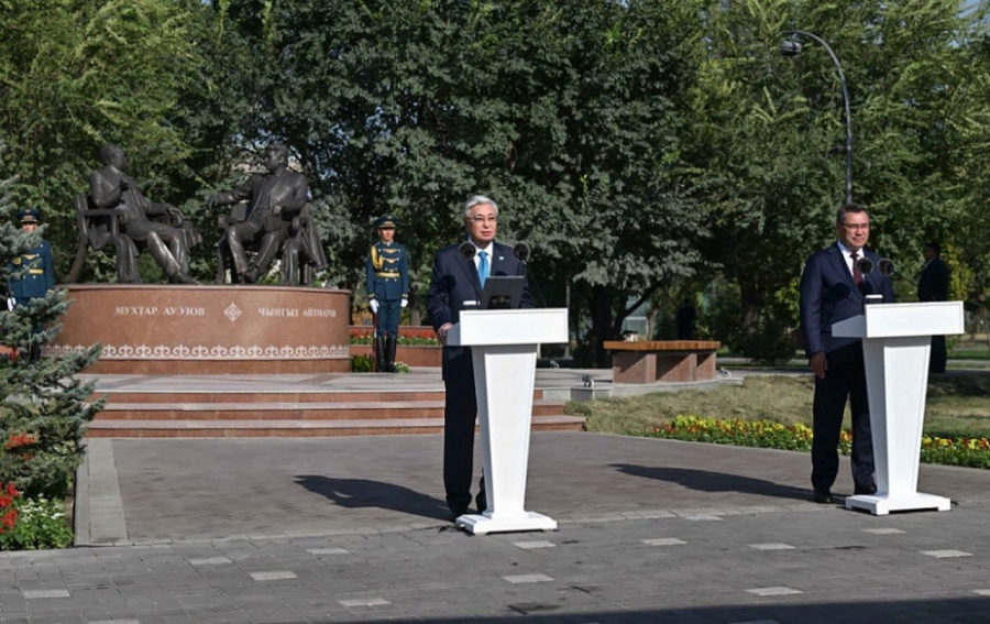 Қ.Тоқаев пен С.Жапаров «Достықтың алтын көпірі» ескерткішінің ашылу рәсіміне қатысты