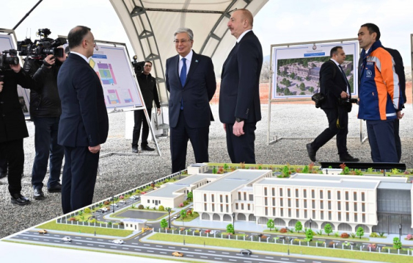 Тоқаев пен Әлиев Физулидегі аурухананың құрылыс алаңын аралап көрді