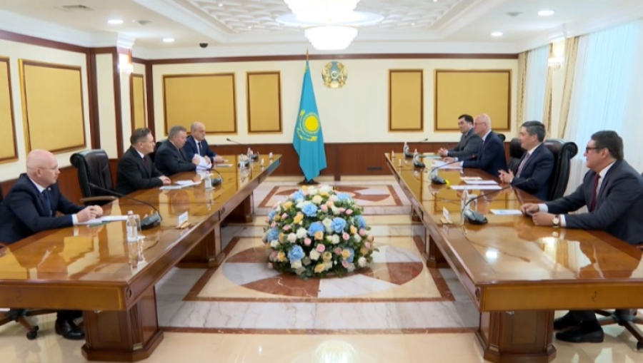 Премьер Бектенов провел встречу с гендиректором «Росатома»