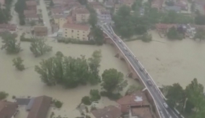 На севере Италии объявили ЧП и призвали людей к эвакуации