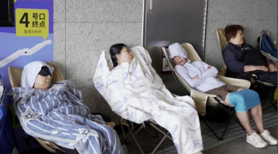 Жители Чунцина спасаются от жары в метро