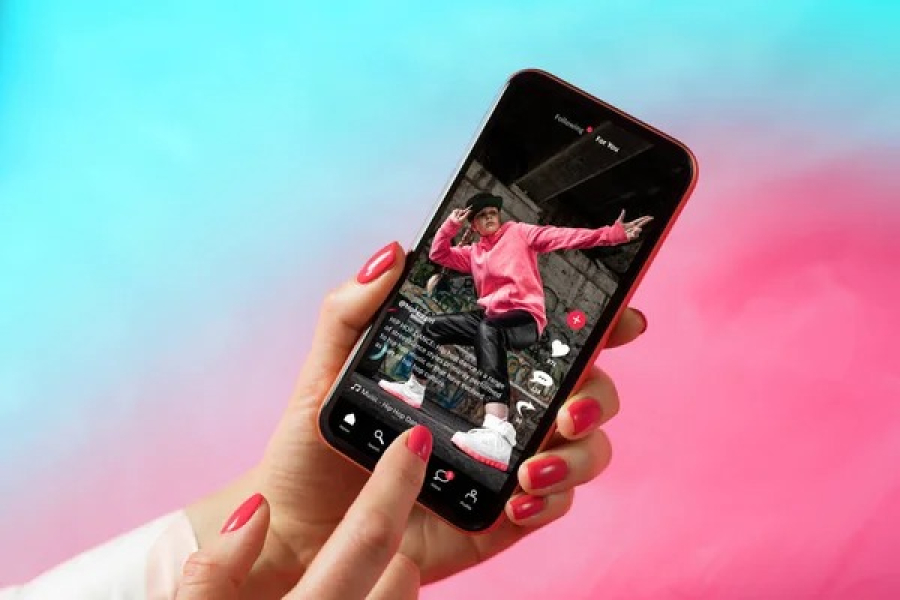 TikTok научит распознавать ИИ-контент и управлять им в ленте