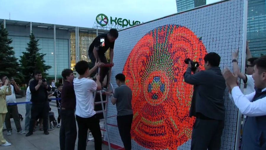 Елорда жастары рубик текшелерінен Елтаңба бейнесін жасады