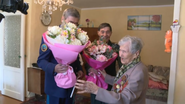 Женщин-ветеранов войны поздравили c 8 Марта в Алматы