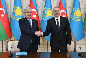 Токаев и Ильхам Алиев провели брифинг для представителей СМИ