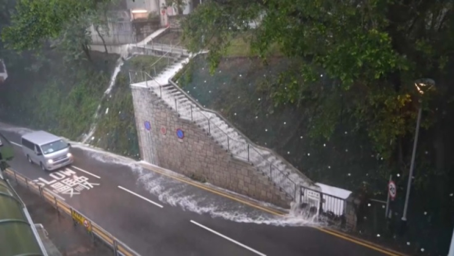 Ливни нарушили работу транспорта в Гонконге