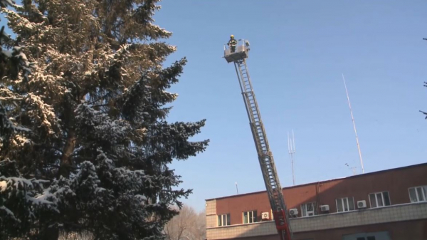Спасатели ВКО получили новую автовышку для эвакуации с 9-этажных зданий
