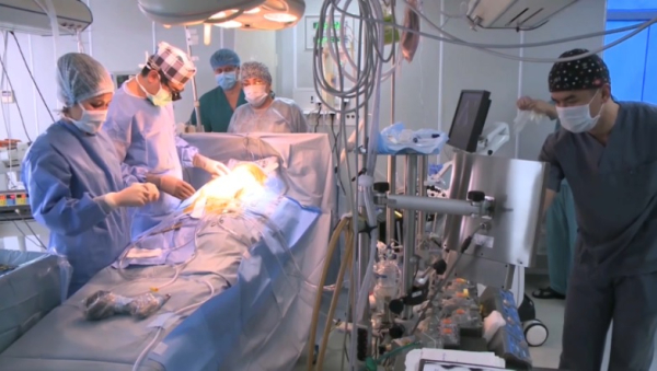 Врачи в Туркестане пересадили часть печени от дочери матери