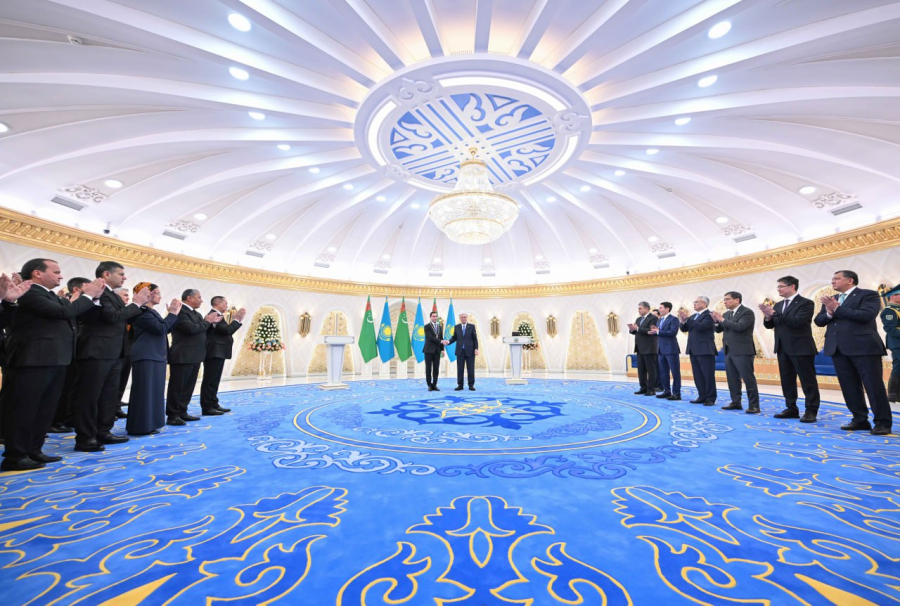 Глава государства наградил Президента Туркменистана орденом «Алтын Қыран»