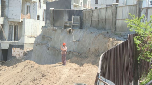 Грунт обвалился в котловане при возведении жилого комплекса в Алматы