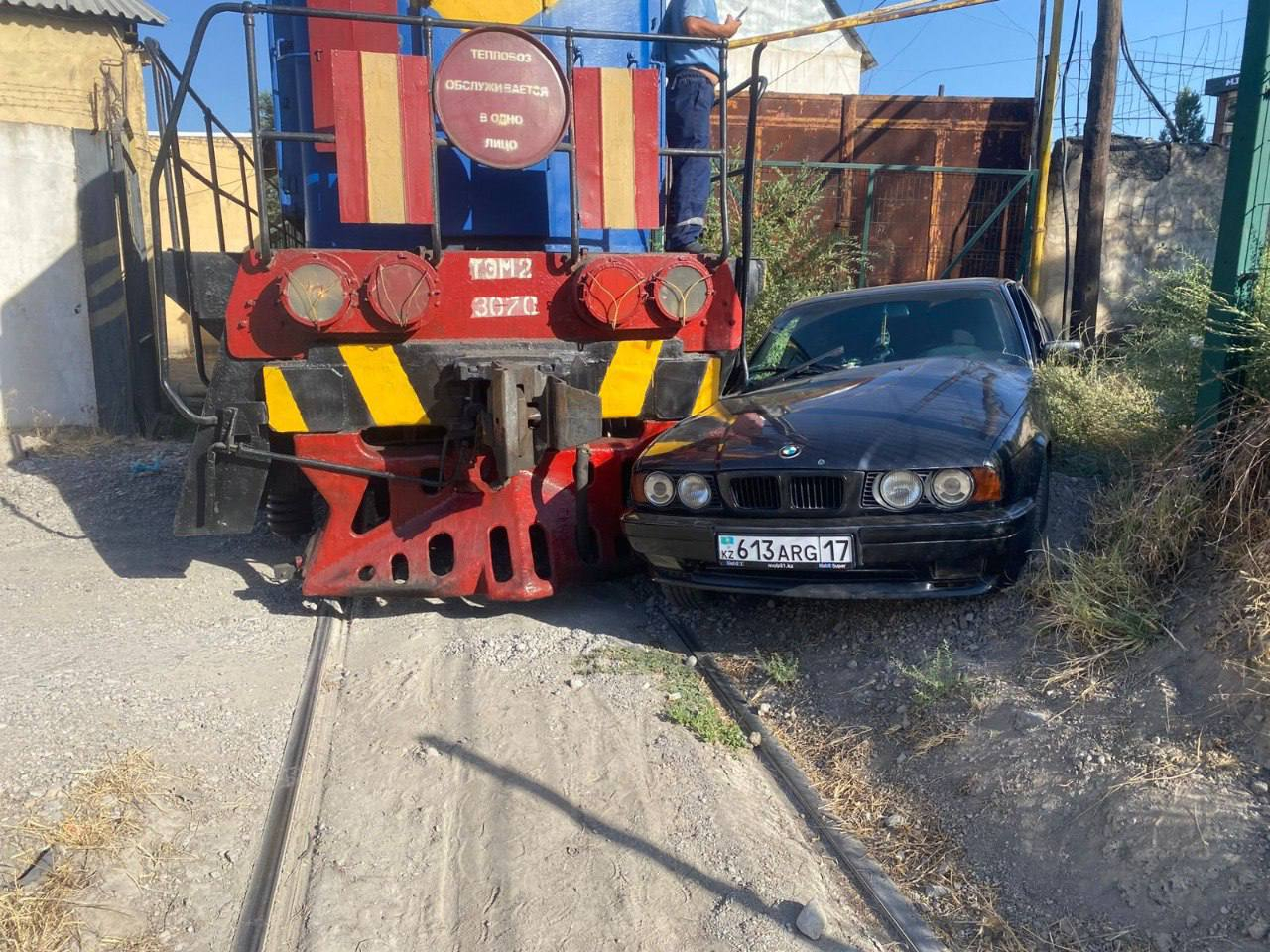 Машина столкнулась с тепловозом в Шымкенте