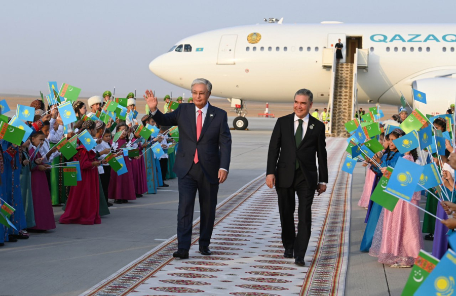 Мемлекет басшысы БҰҰ конференциясына қатысу үшін Түрікменстанға барды