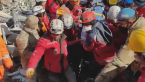 В Турции женщину спасли из-под завалов спустя 220 часов