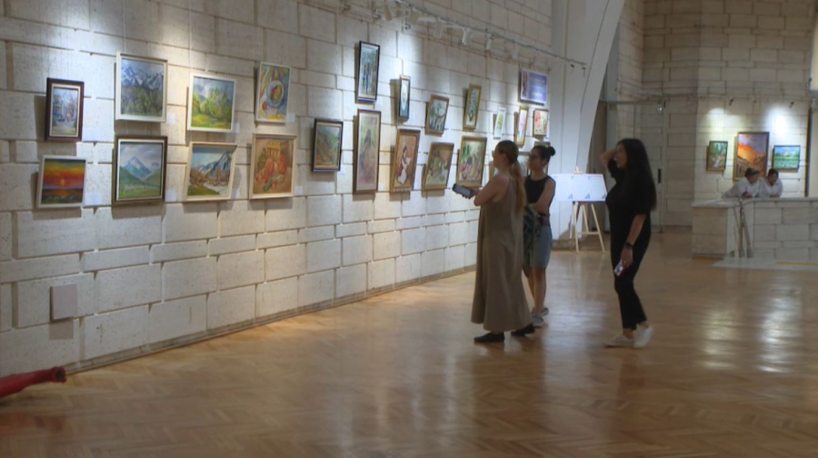 Выставка «Мир вокруг нас» к юбилею клуба «Самоцвет» открылась в Астане