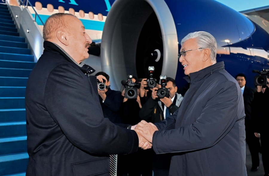 Президент проводил главу Азербайджана в аэропорту Астаны