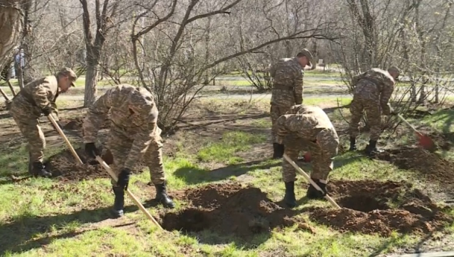 100 тополей посадили военнослужащие в сквере Актобе