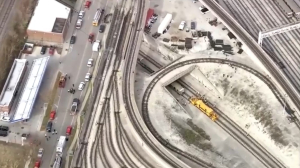 Поезд столкнулся со снегоочистительной машиной в Чикаго: 23 человека постарали