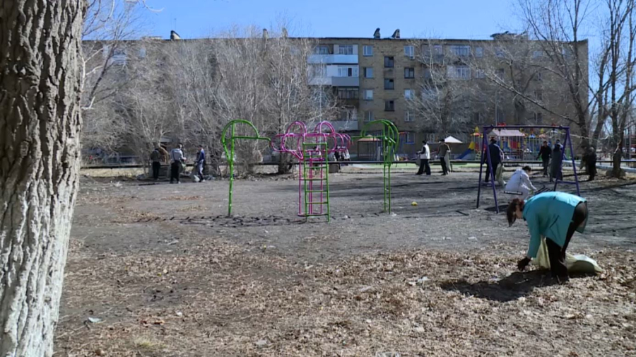Қарағандыда аулалар қоқыстан тазартылды