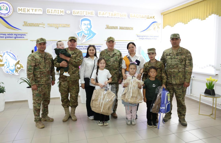 Қорғаныс министрі «Мектепке жол» акциясына бастау берді