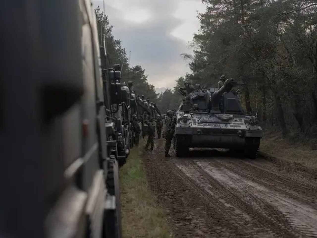 Военная техника пройдет через Казахстан: Минобороны обратилось к жителям