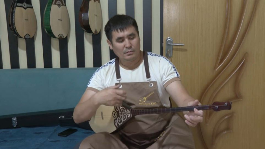 Кызылординский мастер создает домбру из палисандра