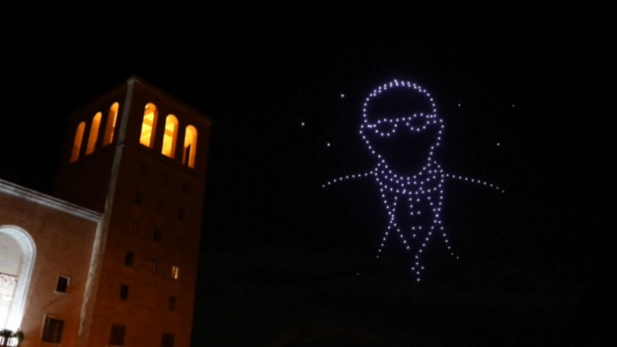 Шоу дронов устроили в память о Папе Римском Франциске