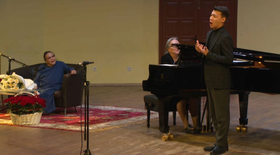 Бибігүл Төлегенова жас таланттарға қанат бітіріп жүр