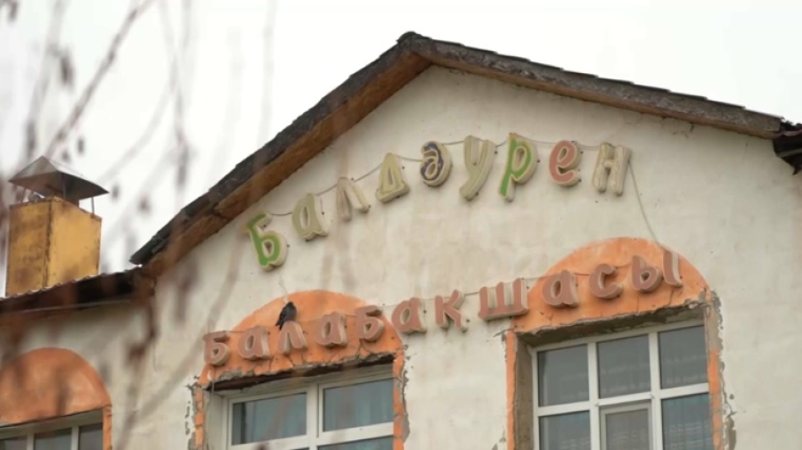 Поврежденный землетрясением детсад закрыли в Меркенском районе