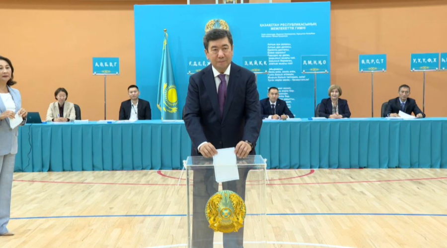 Ерлан Кошанов проголосовал на выборах в Курултай