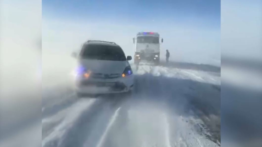 Больше 100 автомашин вызволили из снега в Жамбылской области