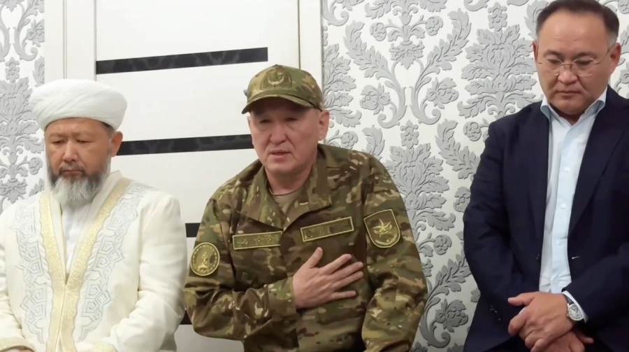 Қорғаныс министрі Каспийде қаза тапқан әскери қызметшілердің отбасыларымен кездесті