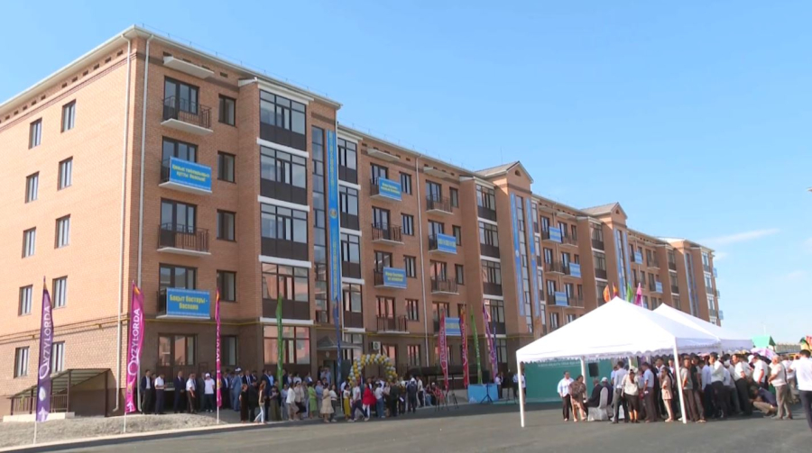 Қызылордада құрылысшылар күніне орай 75 отбасына пәтер кілті табысталды