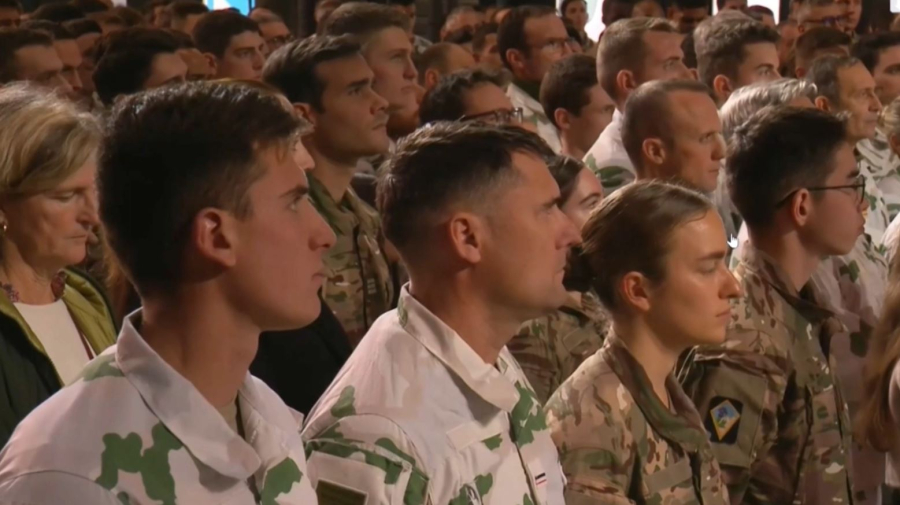 Франция вводит добровольную военную службу