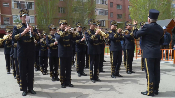 Елордада көшпелі оркестр ардагерді құттықтады