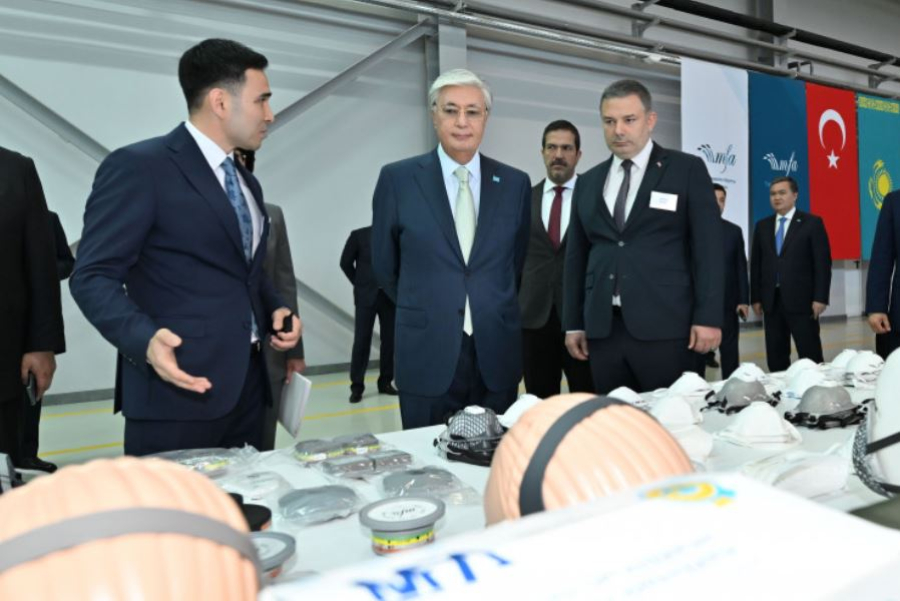 Мемлекет басшысы респиратор мен газтұтқы шығаратын зауытқа барды