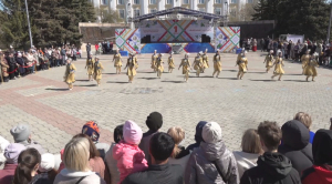 Праздничный концерт проходит на площади в Петропавловске
