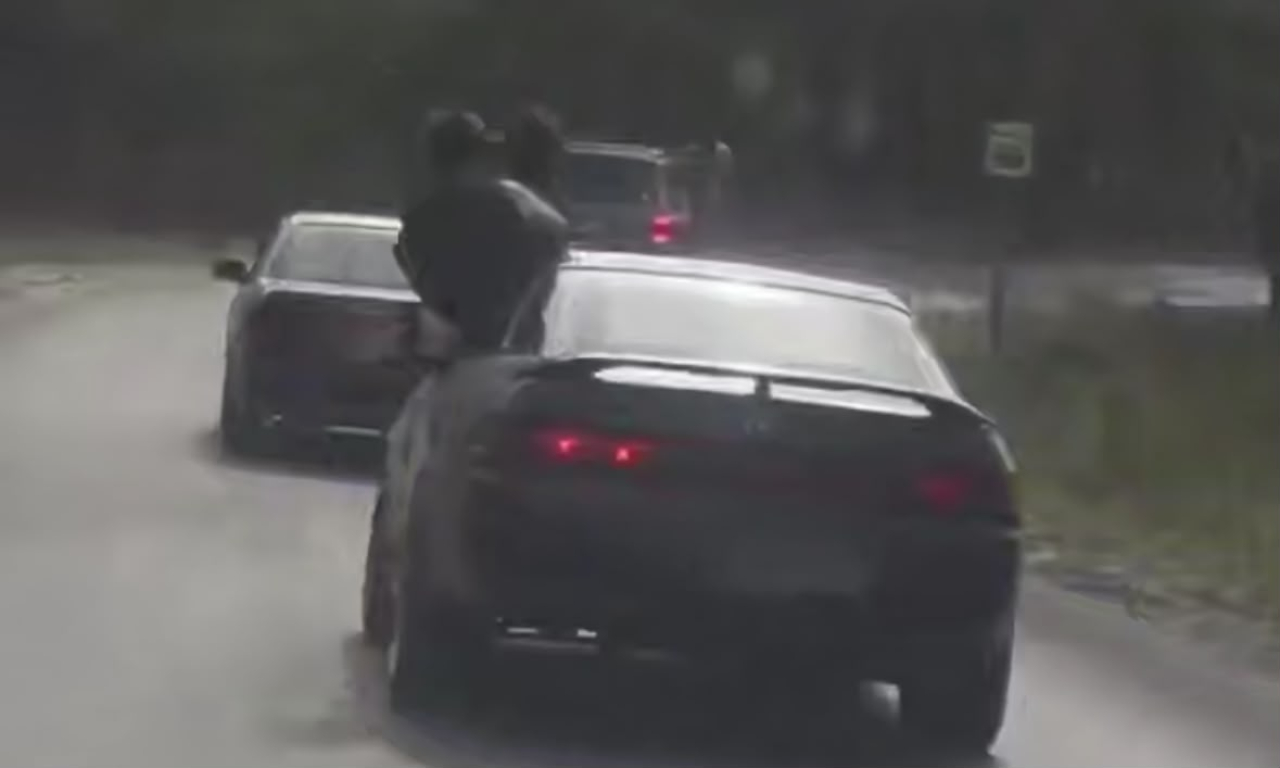 Высовывались из окон автомобилей: в ВКО наказали участников опасной поездки