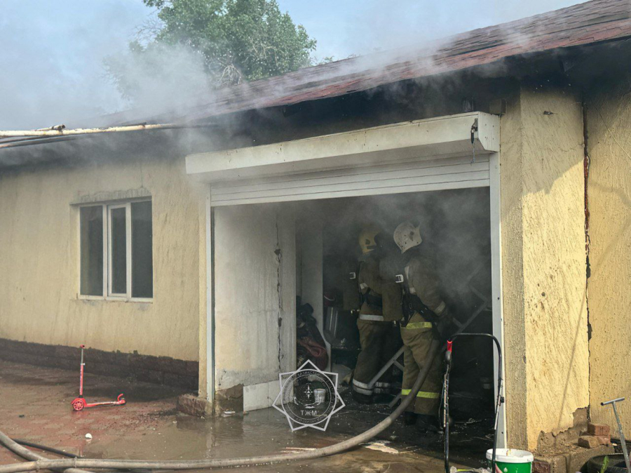 Три газовых баллона вынесли из горящего дома в Таразе