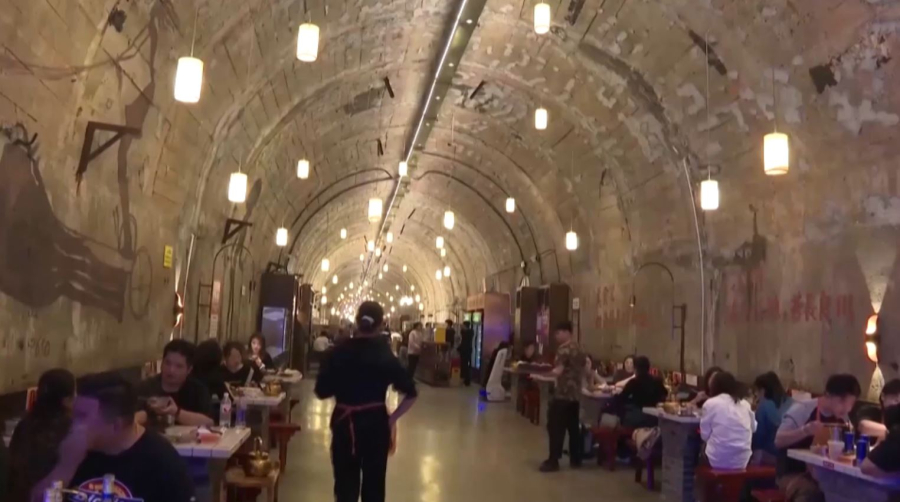 Ресторан в бывшем бомбоубежище привлекает гостей в Чунцине