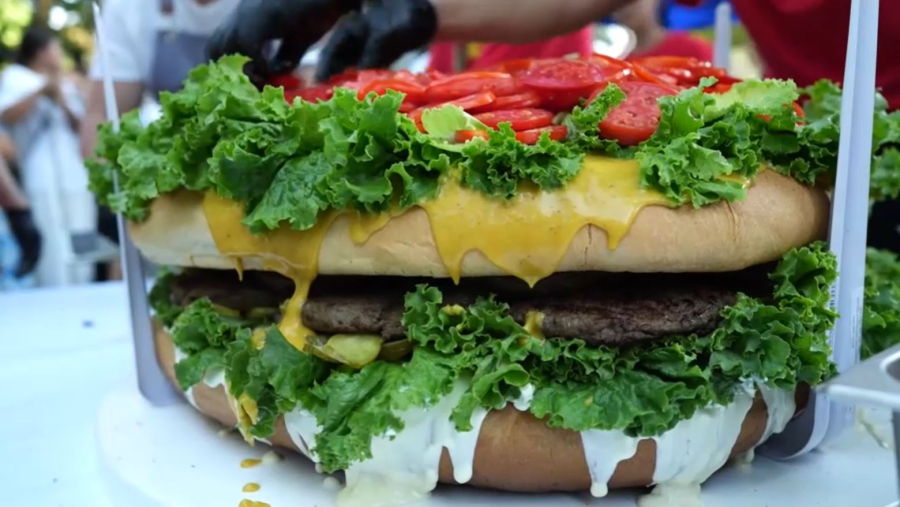 Шымкентте ең үлкен гамбургер дайындалды