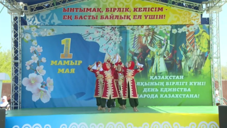 Концерт ко Дню единства народа Казахстана проходит в Семее