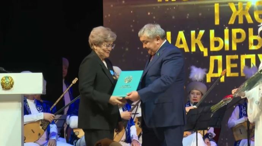 Ветеранов и деятелей культуры наградили ко Дню Республики