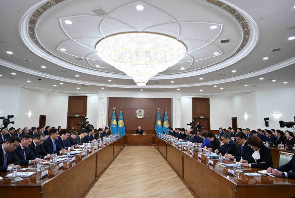 Президент жол саласы жайлы: Әзірге жағдай мәз емес