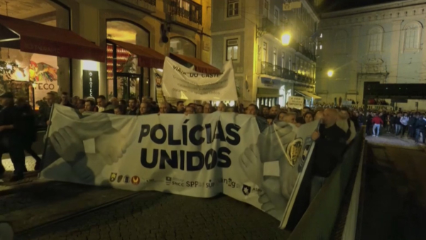 В Португалии тысячи полицейских вышли на протесты