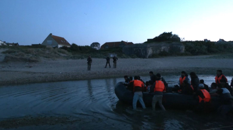 Францияда үрлемелі қайыққа мінген мигранттар ұсталды